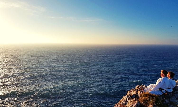 An den Klippen von Südportugal aufs Meer schauend.